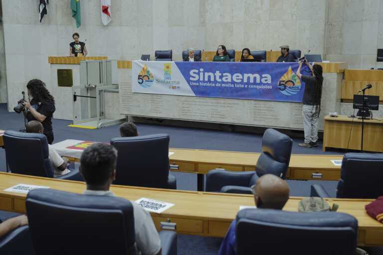 Luana Alves, Mônica Seixas e Samia Bomfim promovem homenagem aos 50 anos do Sintaema na Câmara Municipal